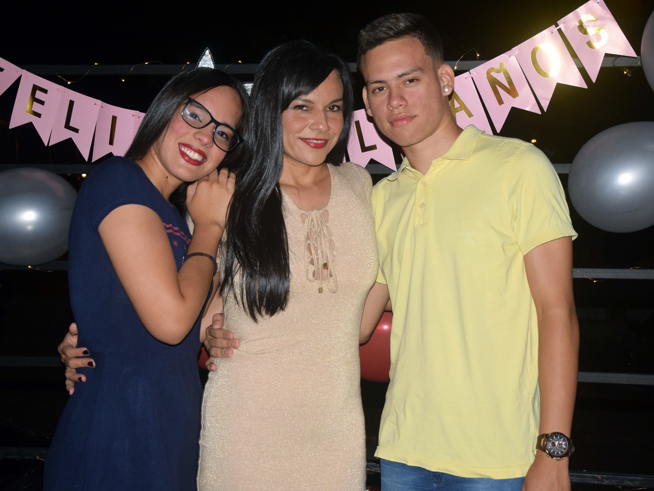 La cumpleañera junto a sus hijos Laura y Brandon Baicue.